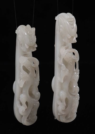 Cina, Dinastia Qing, epoca Qianlong (1736-1795), Coppia di fibbie in giada bianca scolpite a guis...