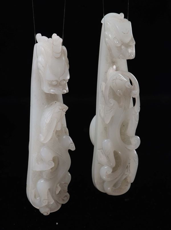 Coppia di fibbie in giada bianca scolpite a guisa di draghetto, Cina, Dinastia Qing, epoca Qianlong (1736-1795)