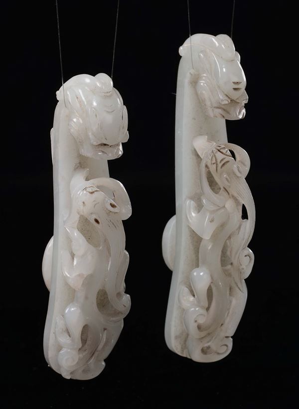 Coppia di fibbie in giada bianca con russet scolpite a guisa di draghetto, Cina, Dinastia Qing, epoca Qianlong (1736-1795)