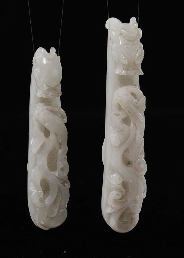 Coppia di fibbie in giada bianca scolpite a guisa di draghetto, Cina, Dinastia Qing, epoca Qianlong (1736-1795)