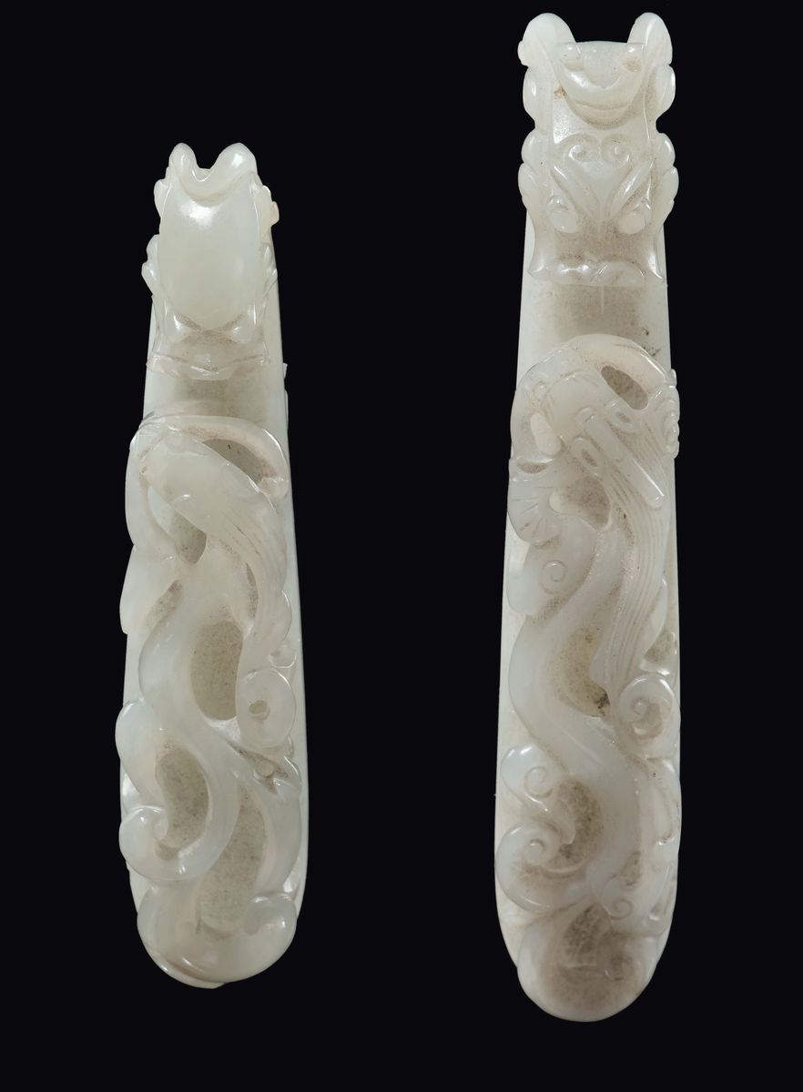 Cina, Dinastia Qing, Coppia di fibbie in giada bianca scolpite a guisa di draghetto, epoca Qianlo...