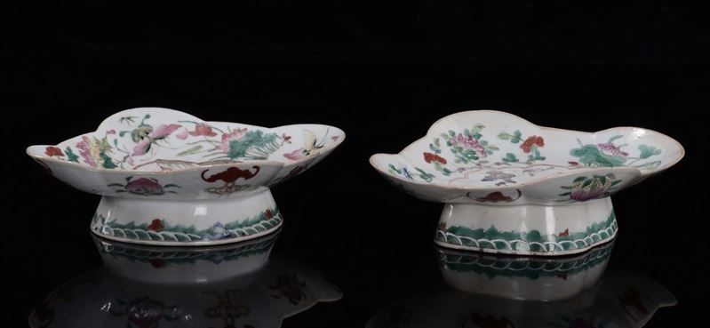 A pair of polychrome porcelain lifts with flowers, bats and common life scenes, China, 20th century  - Auction Chinese Works of Art - Cambi Casa d'Aste