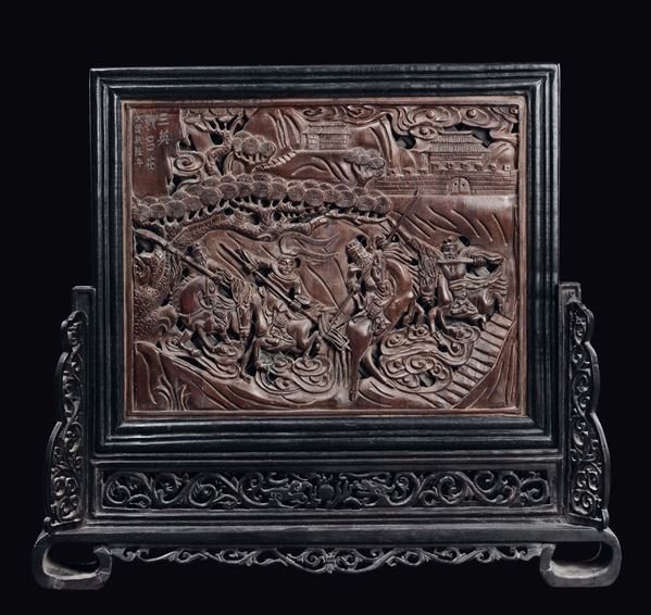 Placca in legno di houmu incisa con scene di battaglia e piccola iscrizione, Cina, Dinastia Qing, XIX secolo
