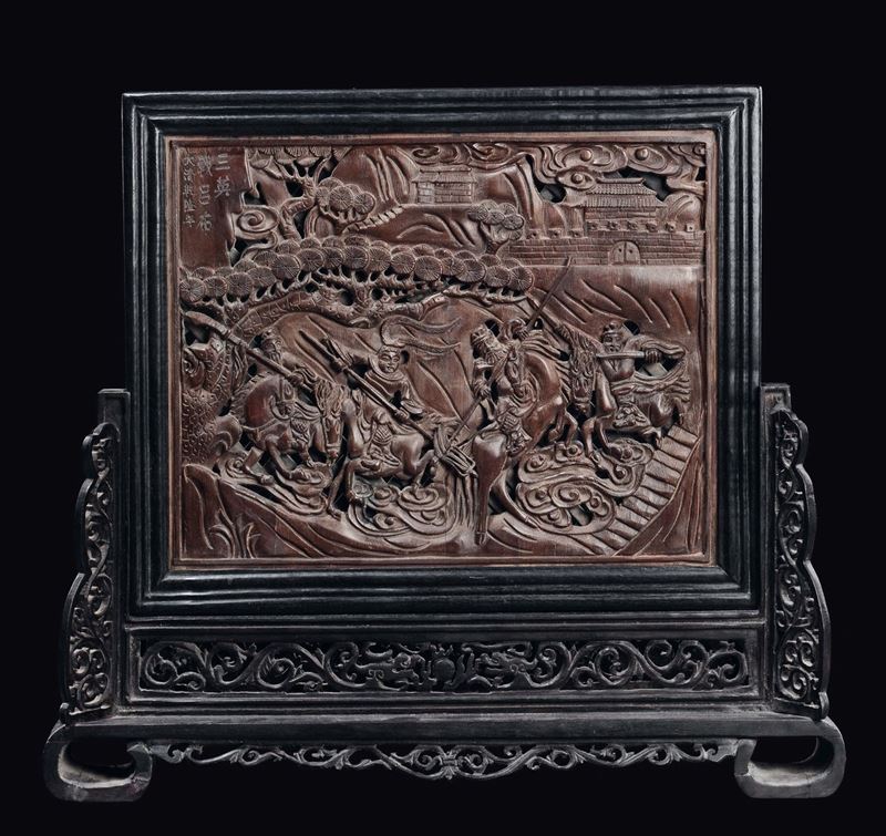 Placca in legno di houmu incisa con scene di battaglia e piccola iscrizione, Cina, Dinastia Qing, XIX secolo  - Asta Chinese Works of Art - Cambi Casa d'Aste