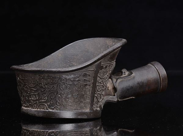 Mestolo in bronzo con manico a decoro geometrico d'ispirazione arcaica, Cina, Dinastia Qing, XVIII secolo