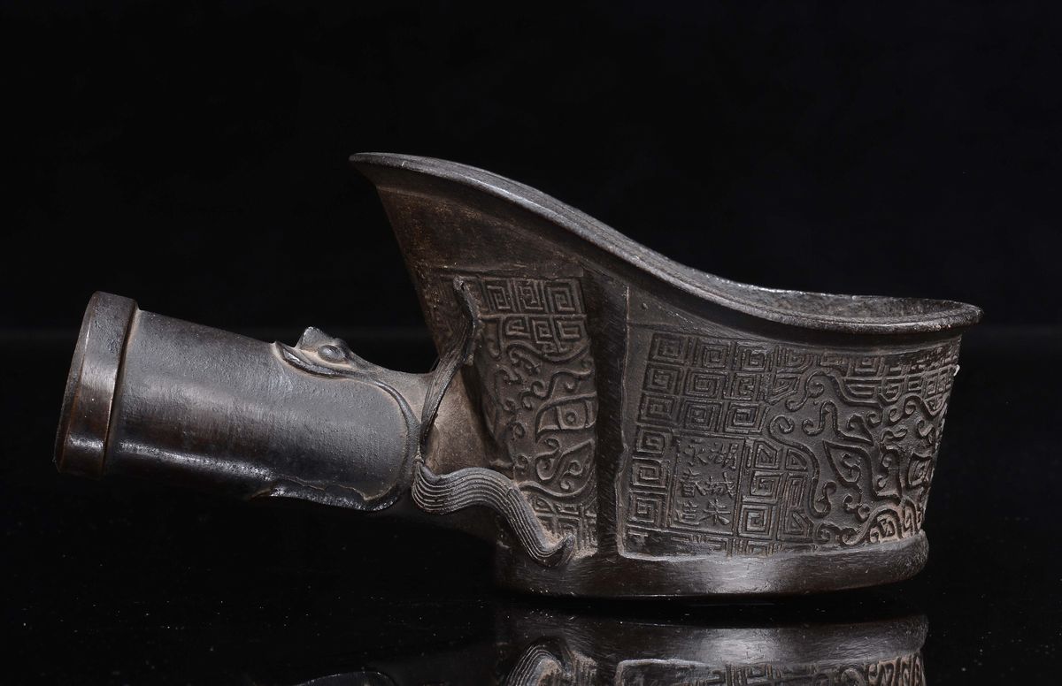 Mestolo in Bronzo con Manico a Decoro Geometrico D'ispirazione Arcaica, Cina, Dinastia Qing, XVII...