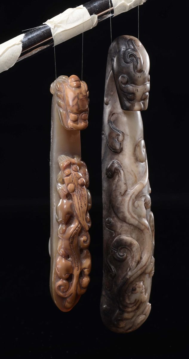 Due Fibbie in Giada Marrone con Russet Scolpite a Guisa di Draghetto, Cina, Dinastia Qing, XIX Se...