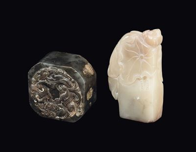 Due Sigilli, uno a Forma di Fiore di Loto e uno con Incisi un Drago e un'iscrizione, Cina, XX Sec...