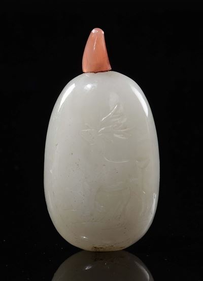 Snuff Bottle in Giada Bianca con Cervi Incisi, Cina, Inizio XX Secolo