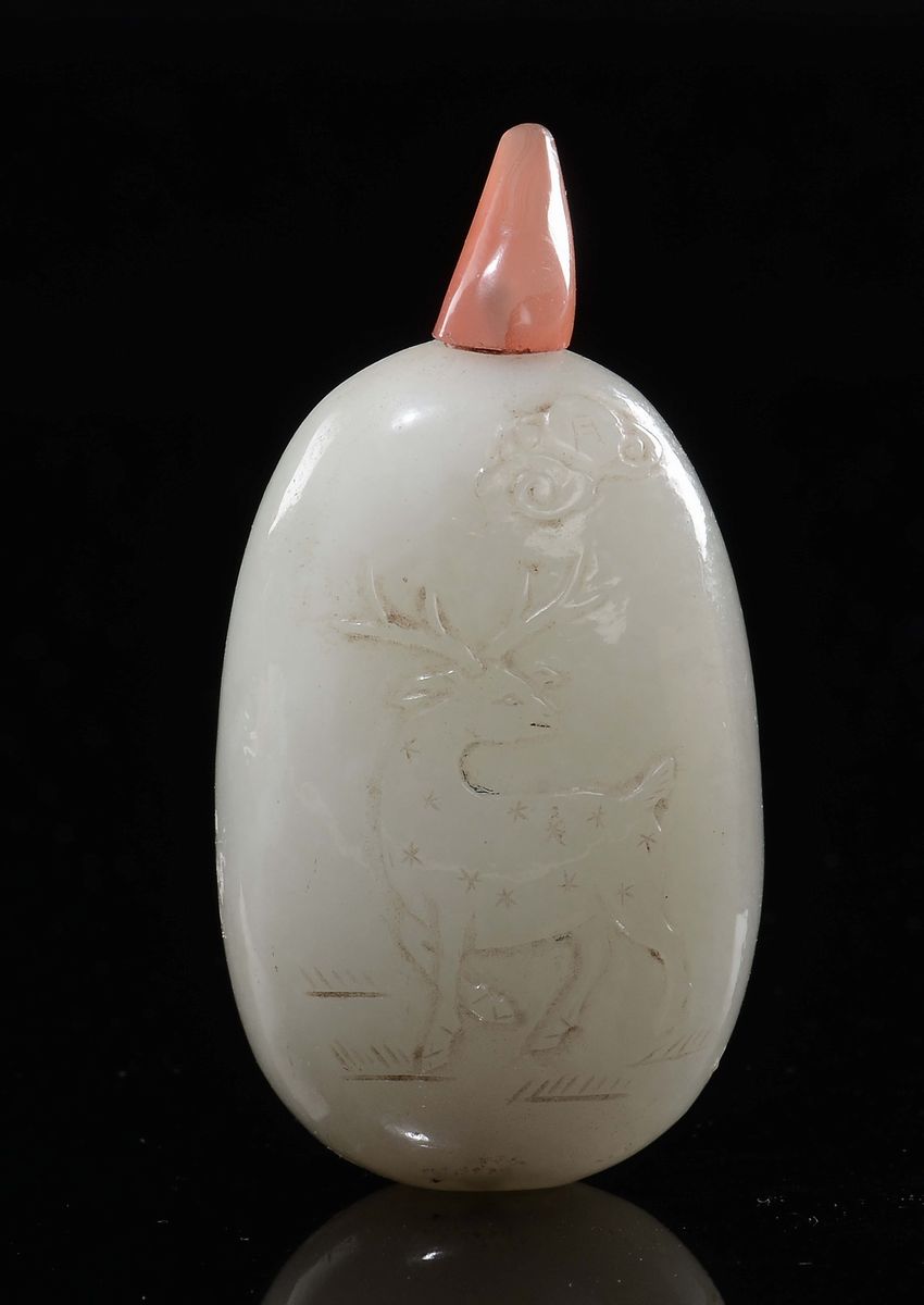 Snuff Bottle in Giada Bianca con Cervi Incisi, Cina, Inizio XX Secolo