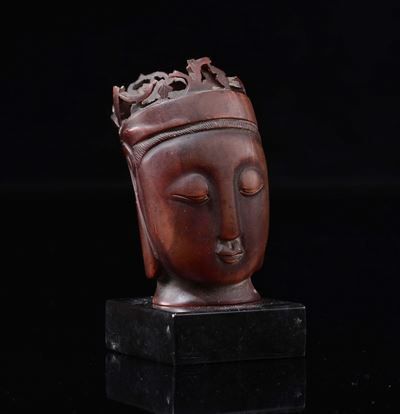 Scultura Raffigurante Volto di Divinità in Corno, Cina, Dinastia Qing, XIX Secolo