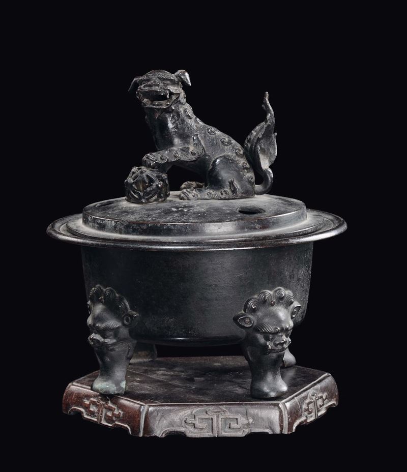 Incensiere in bronzo con coperchio sormontato da cane di Pho, Cina, Dinastia Qing, XIX secolo  - Asta Chinese Works of Art - Cambi Casa d'Aste