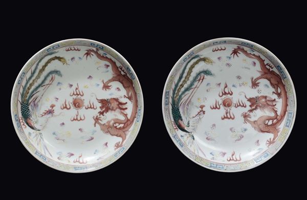 Coppia di piattini in porcellana policroma con raffigurazioni di draghi rossi e fenici, Cina, Dinastia Qing, fine XIX secolo