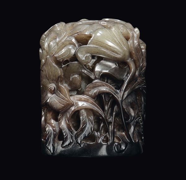 Scultura in giada verde con fiori e foglie in rilievo, Cina, Dinastia Qing, XIX secolo