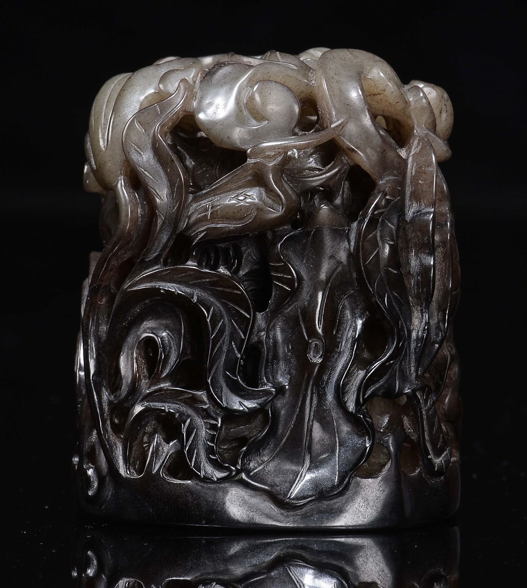 Scultura in giada verde, Figura di gru tra vegetazione, Cina, Dinastia Qing, XIX secolo