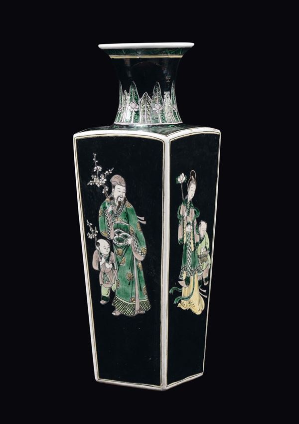 Vaso in porcellana Famiglia Nera a pianta quadrata con raffigurazioni di tre saggi e una Guanyin con fanciulli, Cina, Dinastia Qing, XIX secolo