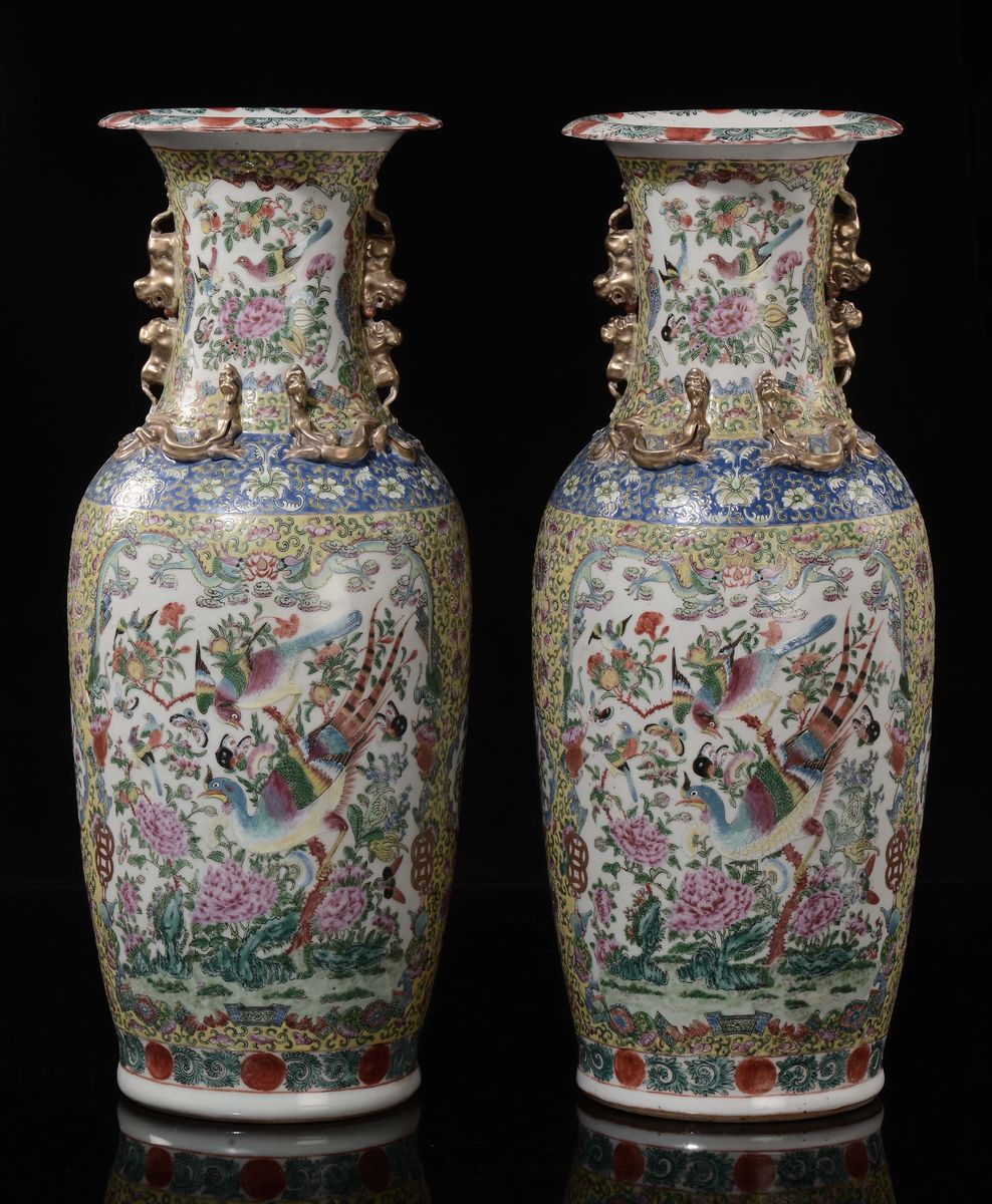 Cina, Dinastia Qing, Coppia di vasi in porcellana Famiglia Rosa a fondo giallo con raffigurazioni...