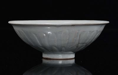 Ciotola in Porcellana Longquan Celadon a Decoro Sbalzato, Cina, Dinastia Yuan (1279-1368)