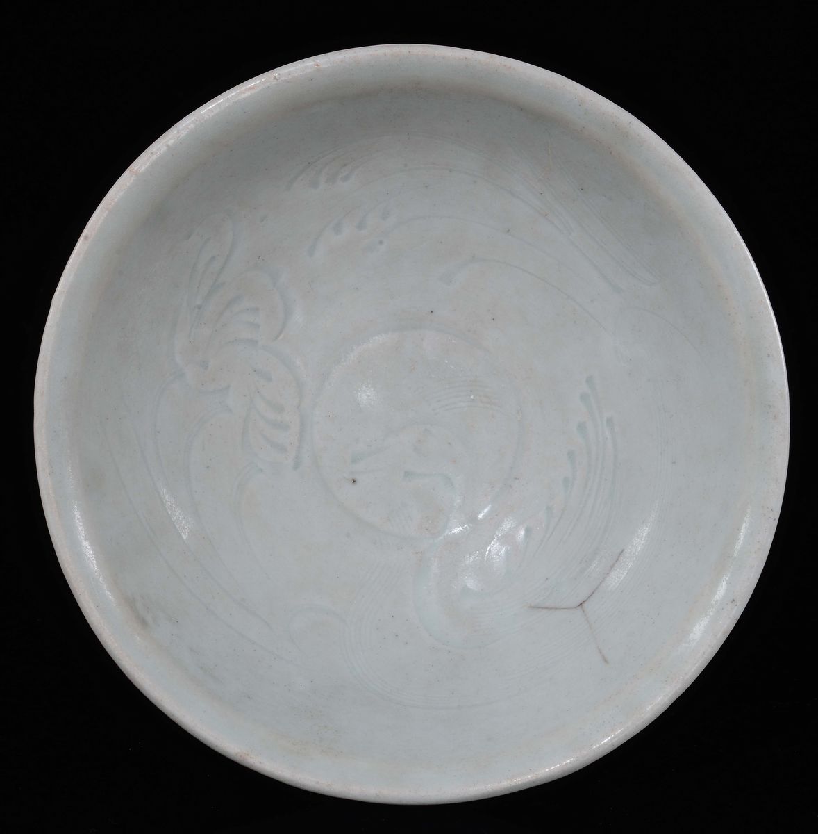 Ciotola in Porcellana Longquan Celadon a Decoro Sbalzato, Cina, Dinastia Yuan (1279-1368)