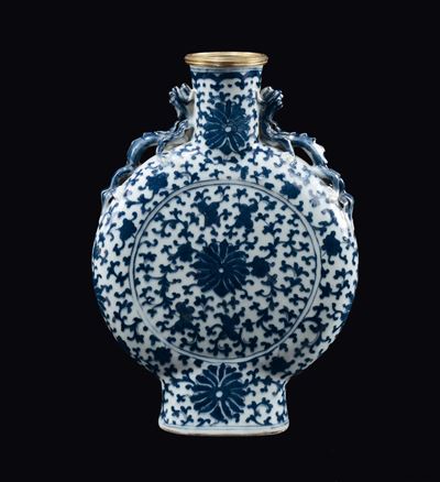 Fiasca in Porcellana Bianca e Blu con Decoro Vegetale e Bocca con Profili Dorati, Cina, XX Secolo