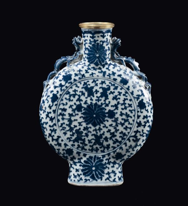 Fiasca in porcellana bianca e blu con decoro vegetale e bocca con profili dorati, Cina, XX secolo