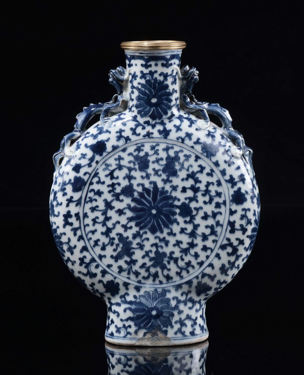 Fiasca in Porcellana Bianca e Blu con Decoro Vegetale e Bocca con Profili Dorati, Cina, XX Secolo