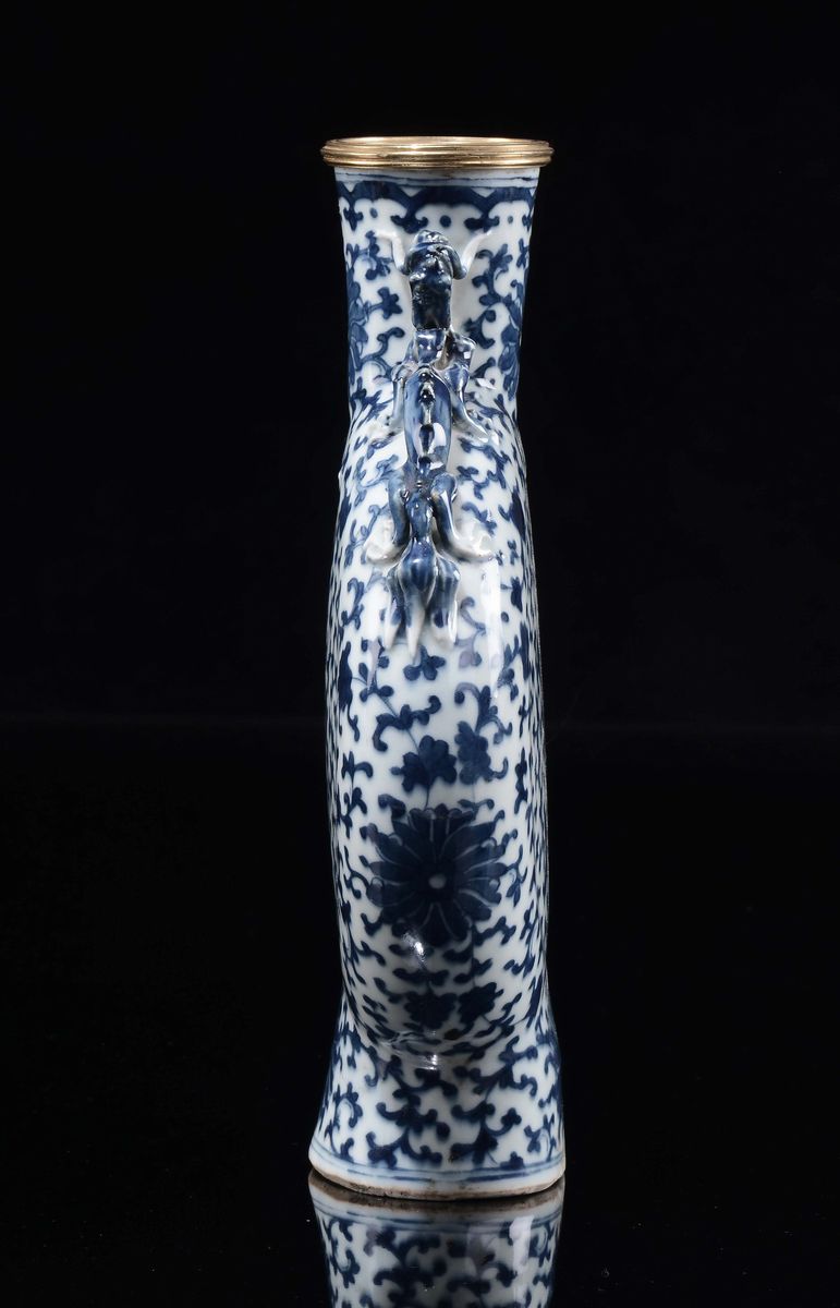 Fiasca in Porcellana Bianca e Blu con Decoro Vegetale e Bocca con Profili Dorati, Cina, XX Secolo