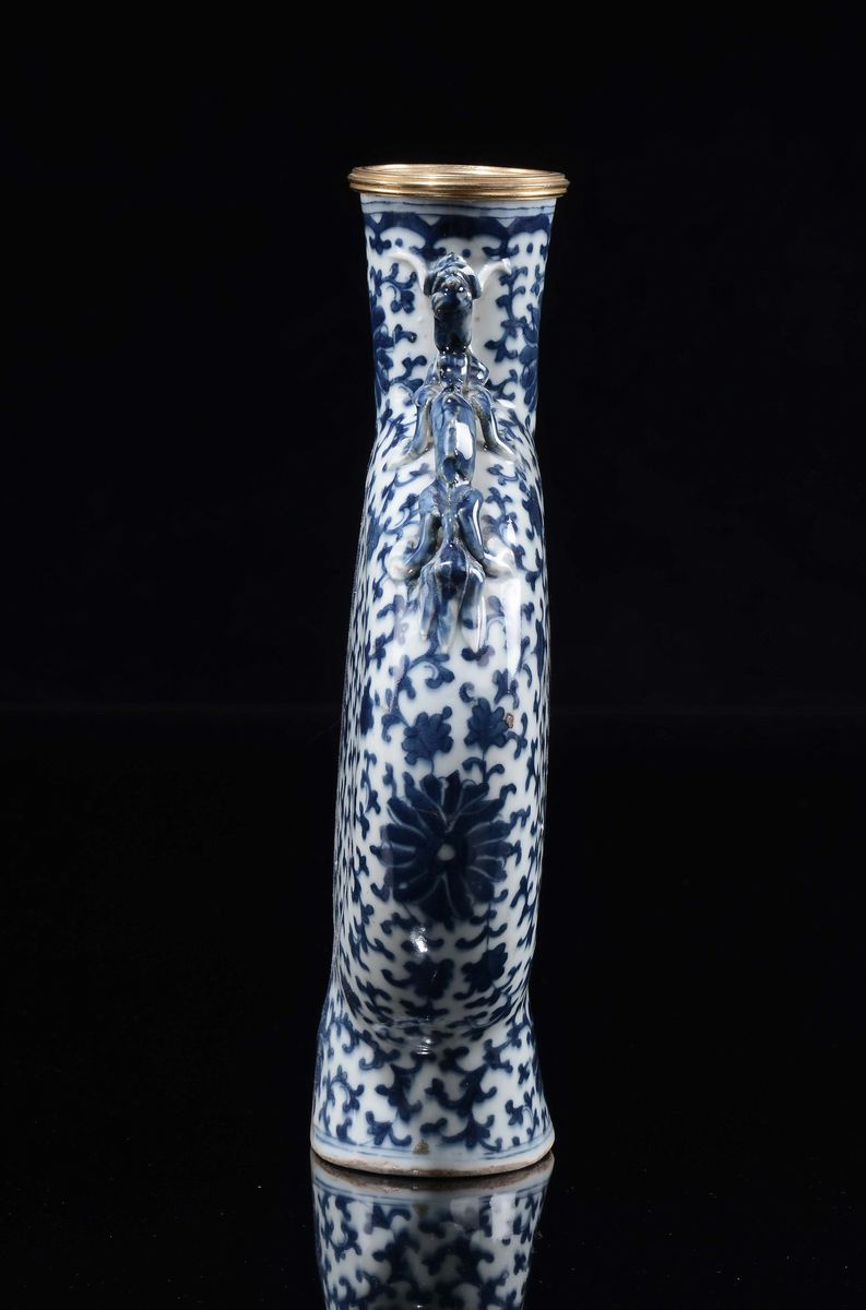 Fiasca in Porcellana Bianca e Blu con Decoro Vegetale e Bocca con Profili Dorati, Cina, XX Secolo
