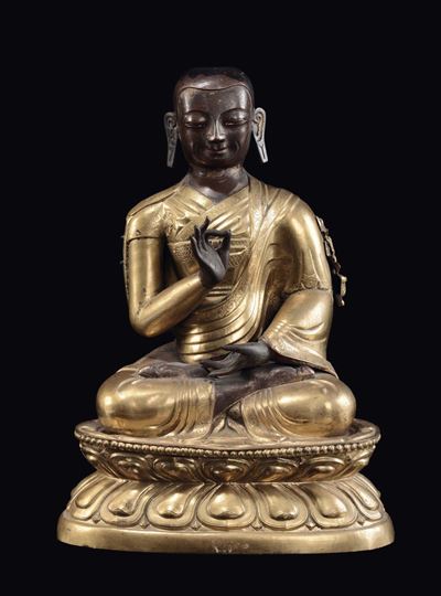 Figura di Lama su doppio fiore di loto, rame dorato repussè, Tibet, XVIII secolo