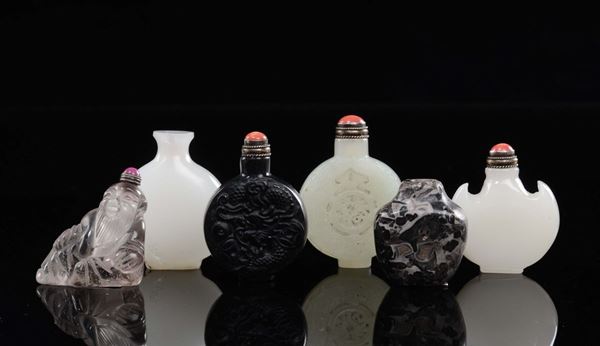 Lotto composto da sei snuff bottles in materia diversi, quattro con tappo, Cina, XX secolo