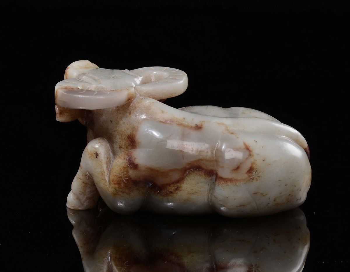 Scultura in Giada Bianca e Russet Raffigurante Bufalo, Cina, XX Secolo