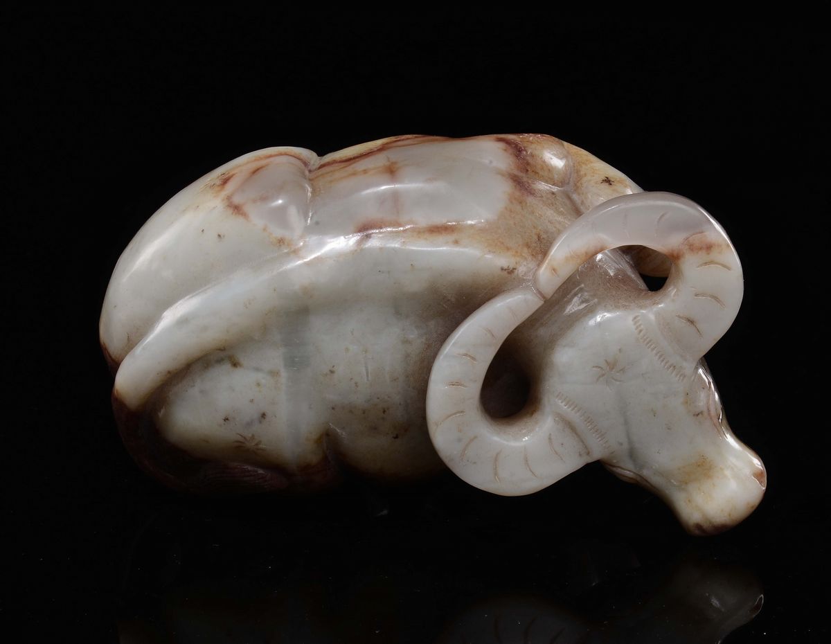 Scultura in Giada Bianca e Russet Raffigurante Bufalo, Cina, XX Secolo