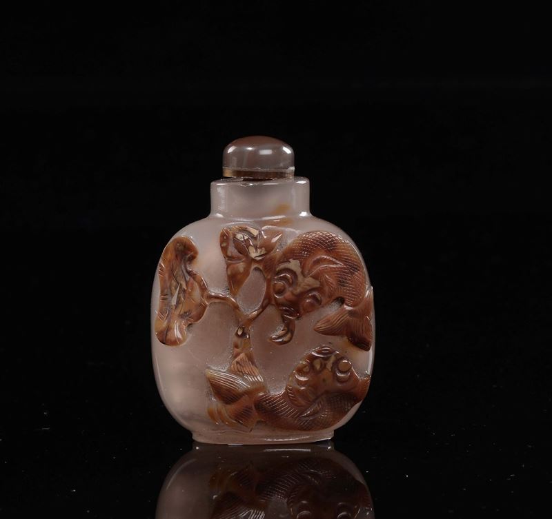 Snuff bottle in agata con decoro di carpe a rilievo, Cina, XX secolo  - Asta Chinese Works of Art - Cambi Casa d'Aste