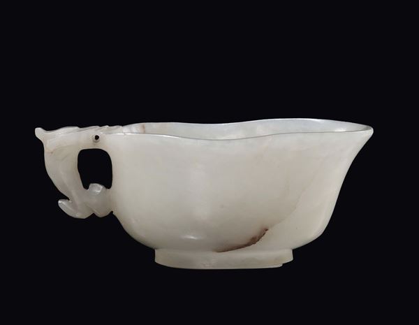 Lotto composto da una ciotolina in giada Celadon con iscrizioni e due coppette in giada bianca di cui una con manico a guisa di draghetto, Cina, Dinastia Qing, XIX secolo