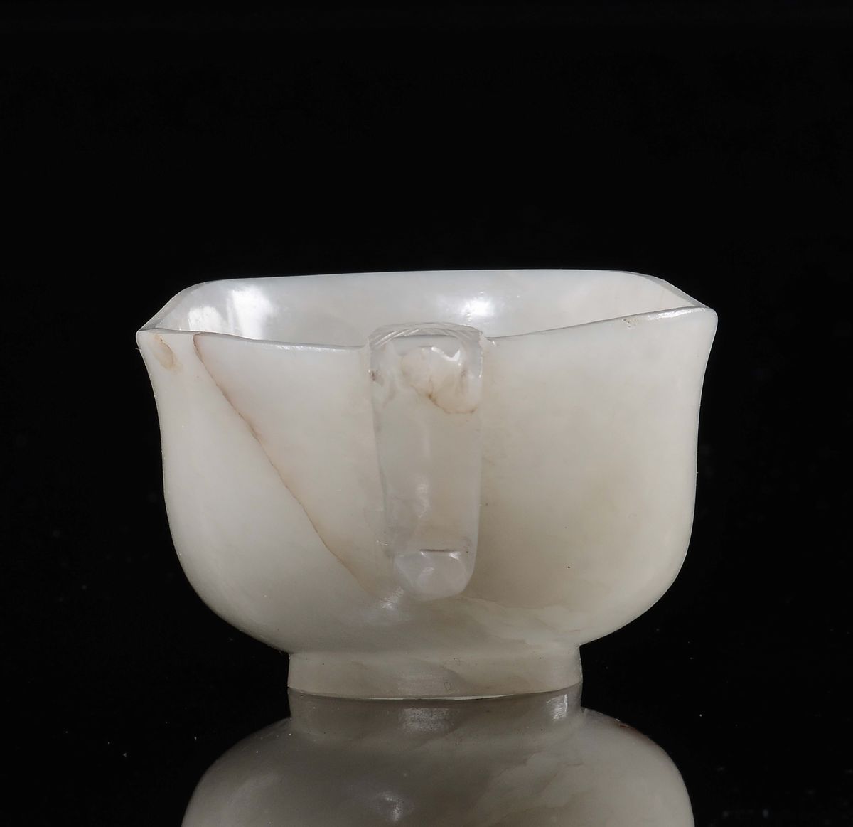 Ciotolina in giada Celadon con iscrizioni e coppette in giada bianca, Cina, Dinastia Qing, XIX se...