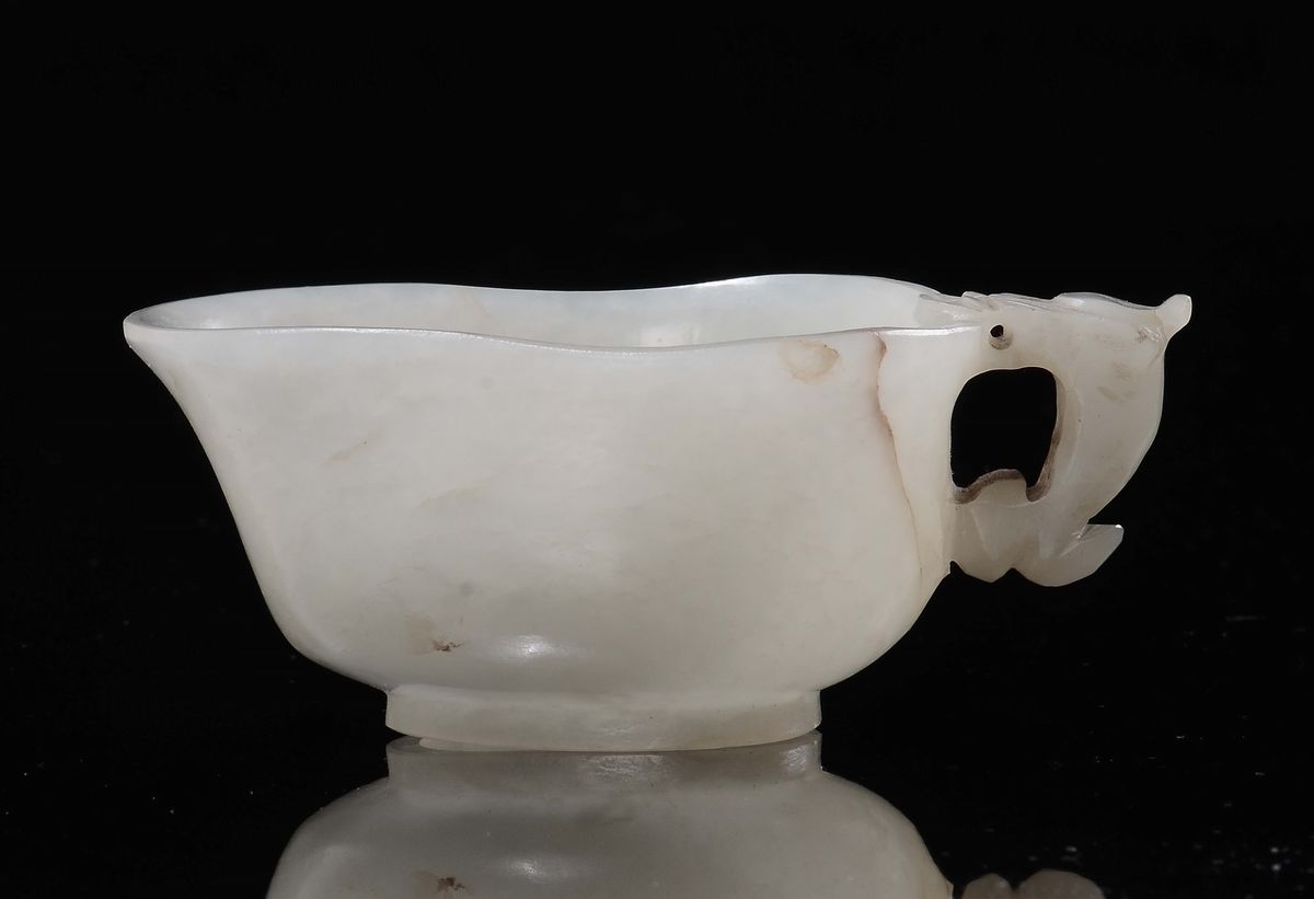 Ciotolina in giada Celadon con iscrizioni e coppette in giada bianca, Cina, Dinastia Qing, XIX se...