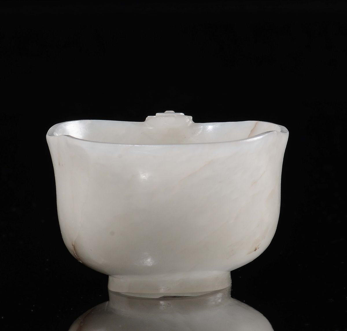 Ciotolina in giada Celadon con iscrizioni e coppette in giada bianca, Cina, Dinastia Qing, XIX se...