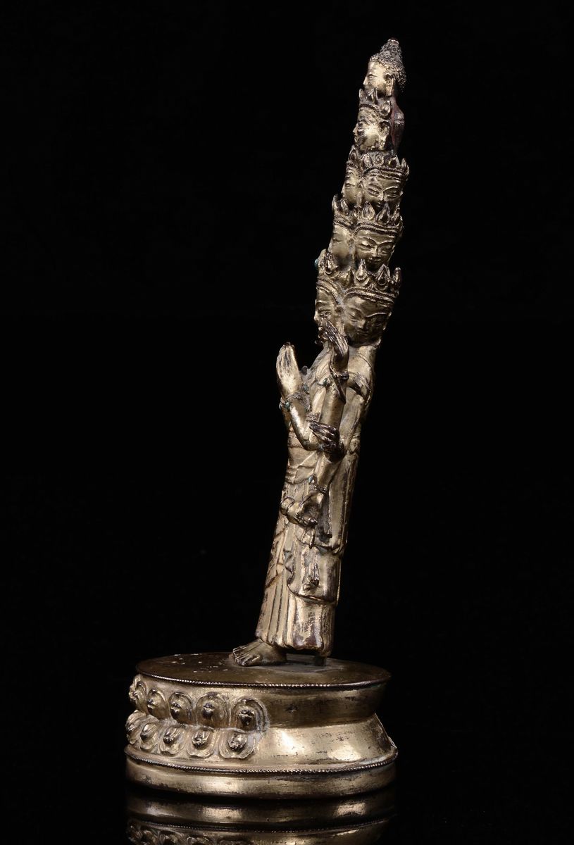 Scultura in bronzo dorato raffigurante Avalokitesvara a undici teste, Tibet, XVIII secolo, Dinast...