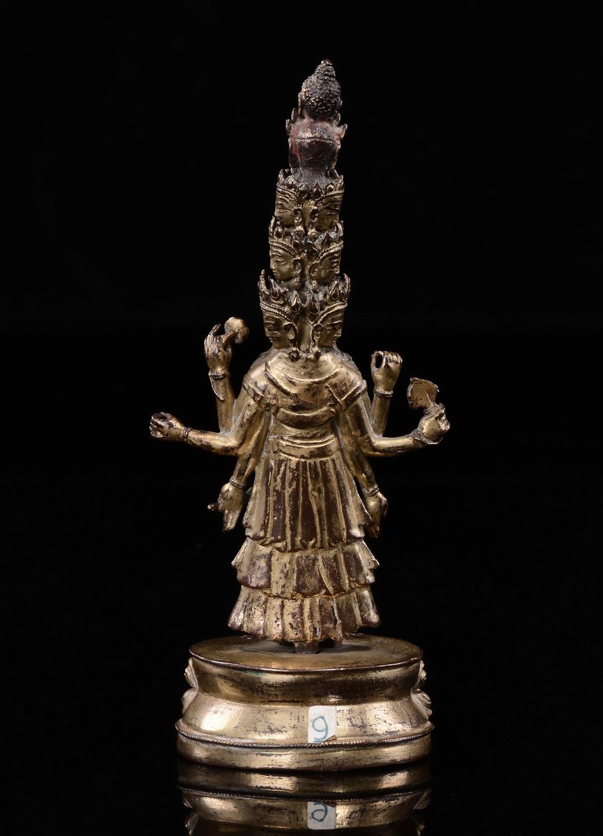 Scultura in bronzo dorato raffigurante Avalokitesvara a undici teste, Tibet, XVIII secolo, Dinast...