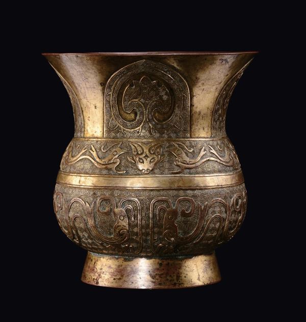 Vaso in bronzo dorato e lumeggiato a decoro arcaico, Cina, Dinastia Qing, epoca Qianlong (1736-1795)