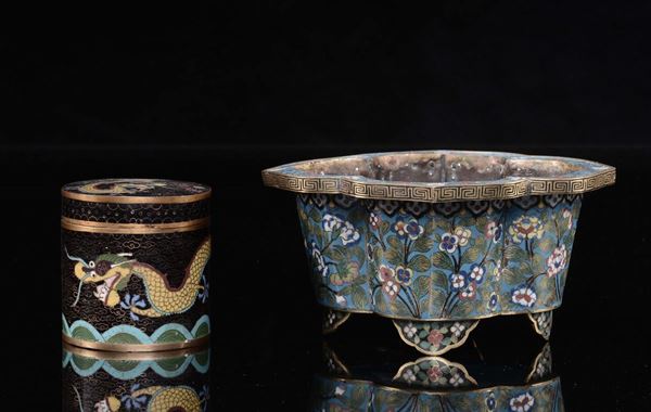 Lot of two cloisonné, one jiardinieré with floral decoration and one box with yellow dragon, China, Qing Dynasty, late 19th century