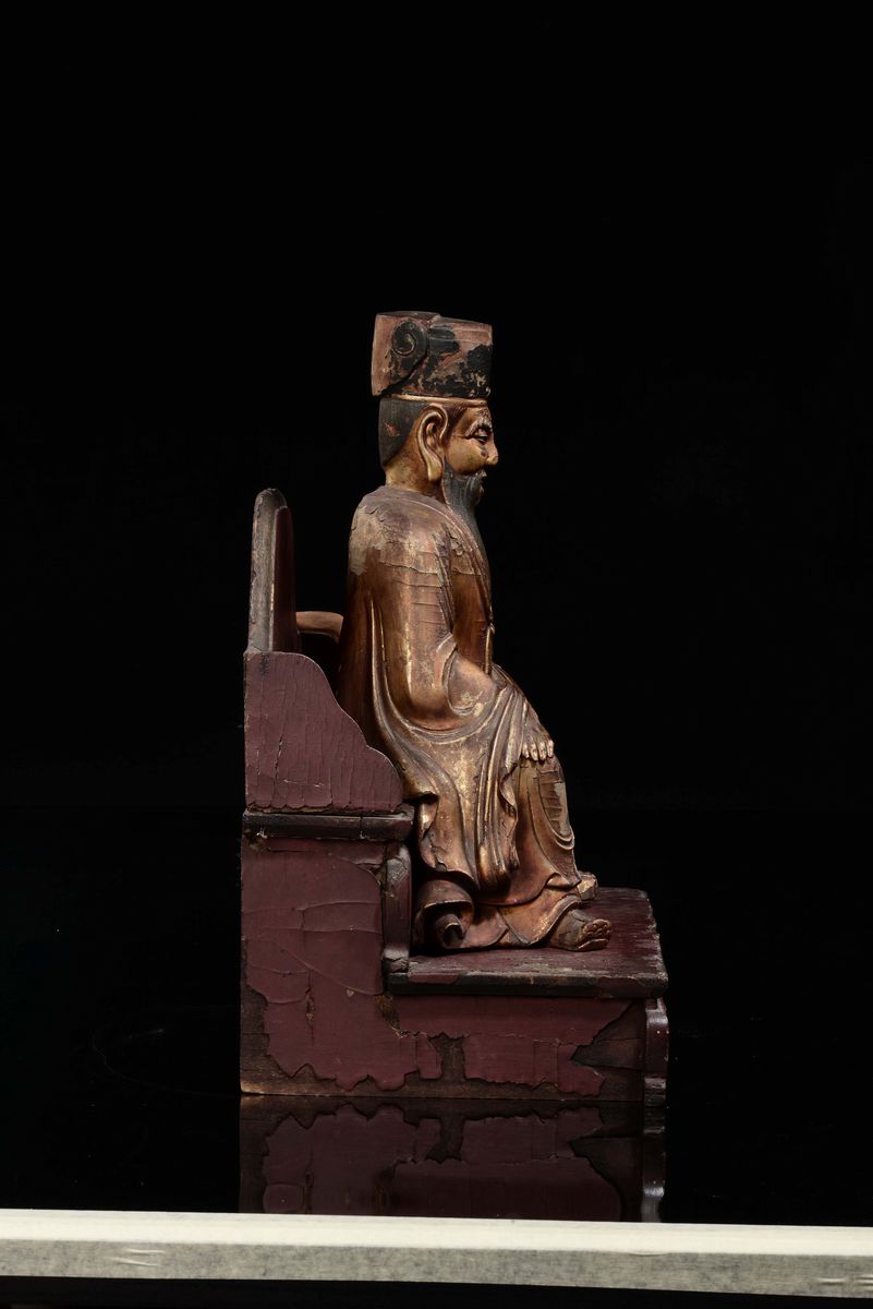 Figura di dignitario seduto su trono in legno laccato, Cina, Dinastia Ming, XVII secolo