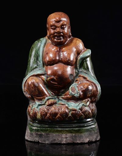 Budai in Grès Dipinto su Fiore di Loto, Cina, Dinastia Ming, XVII Secolo