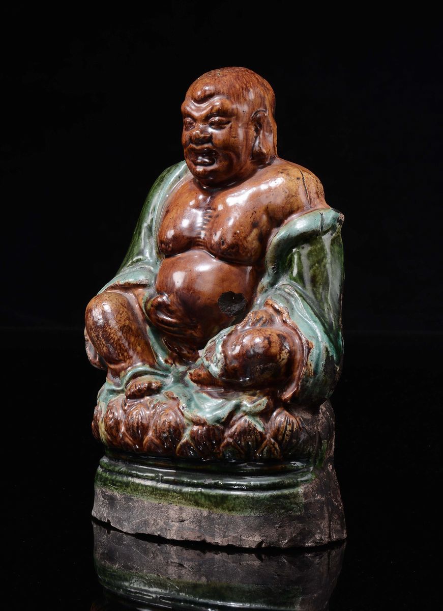 Budai in Grès Dipinto su Fiore di Loto, Cina, Dinastia Ming, XVII Secolo