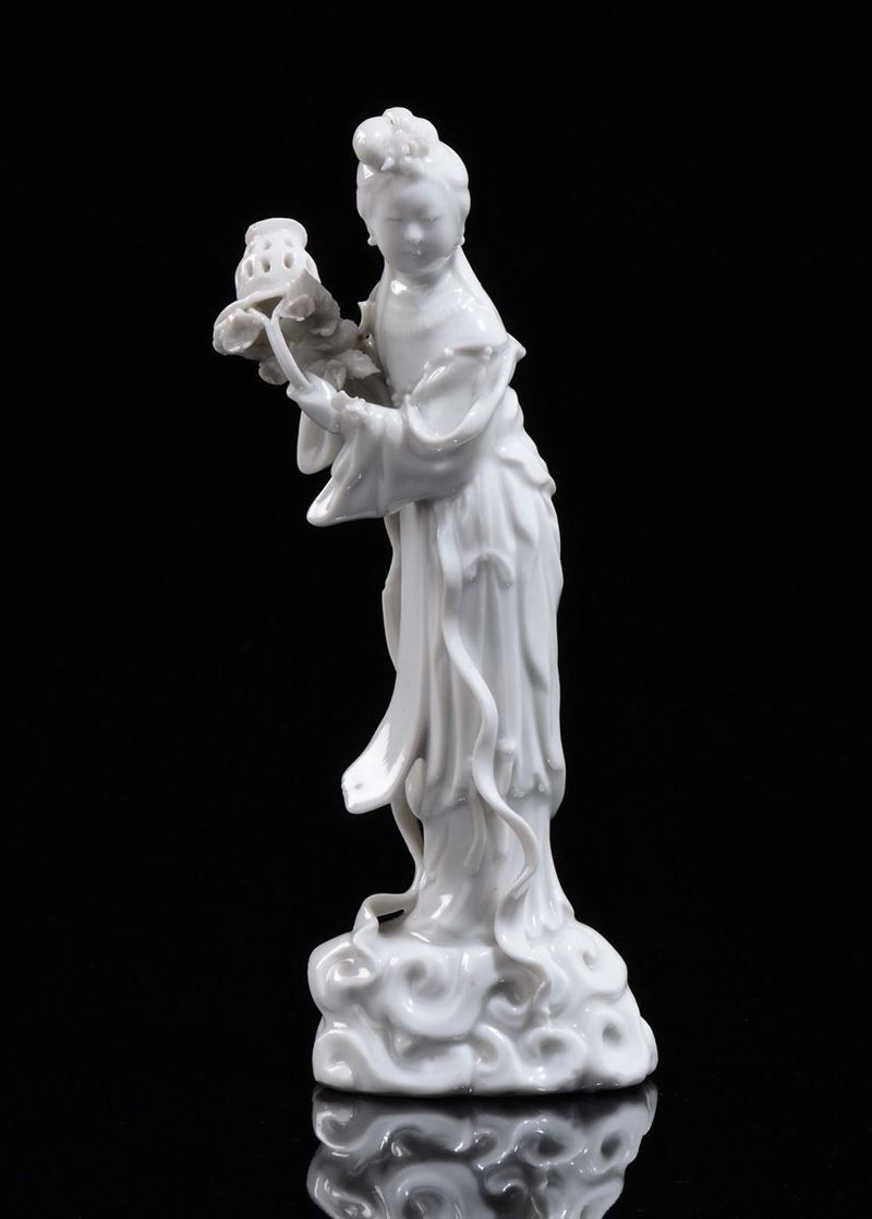 Figura di Guanyin in porcellana Blanc de Chine, Cina, XX secolo  - Asta Chinese Works of Art - Cambi Casa d'Aste