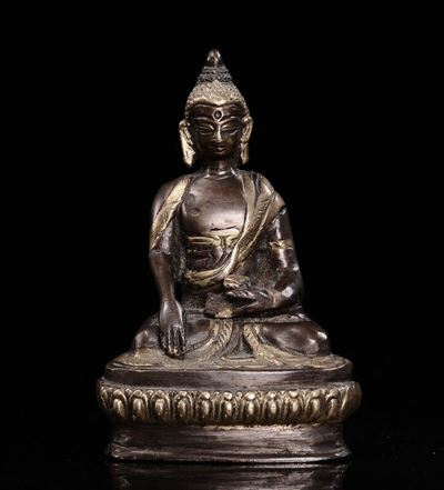 Piccolo Buddha in Bronzo Seduto su Fiore di Loto, Cina, Inizio XX Secolo