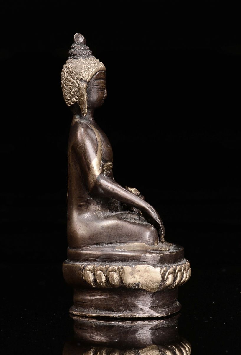 Piccolo Buddha in Bronzo Seduto su Fiore di Loto, Cina, Inizio XX Secolo