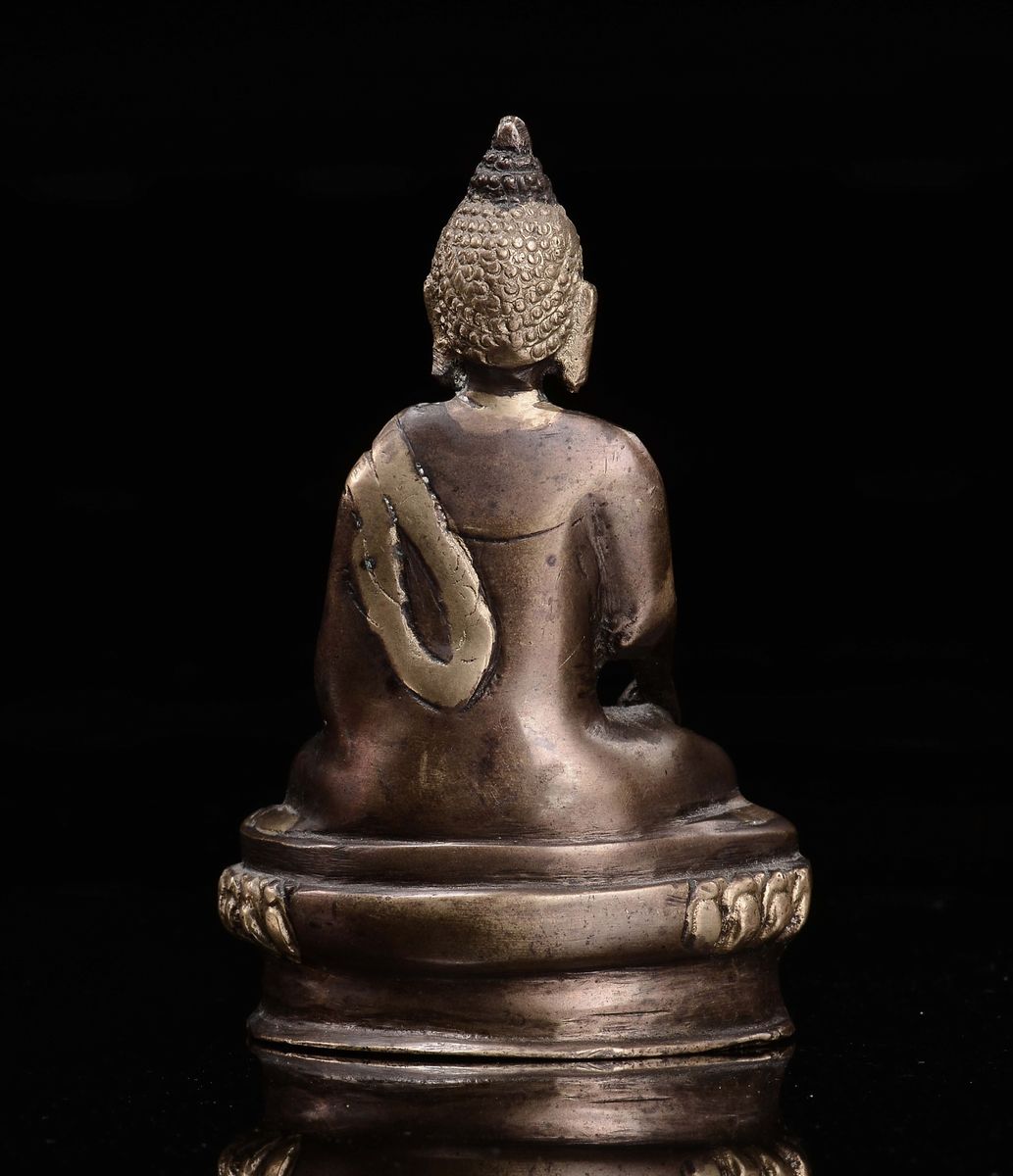 Piccolo Buddha in Bronzo Seduto su Fiore di Loto, Cina, Inizio XX Secolo