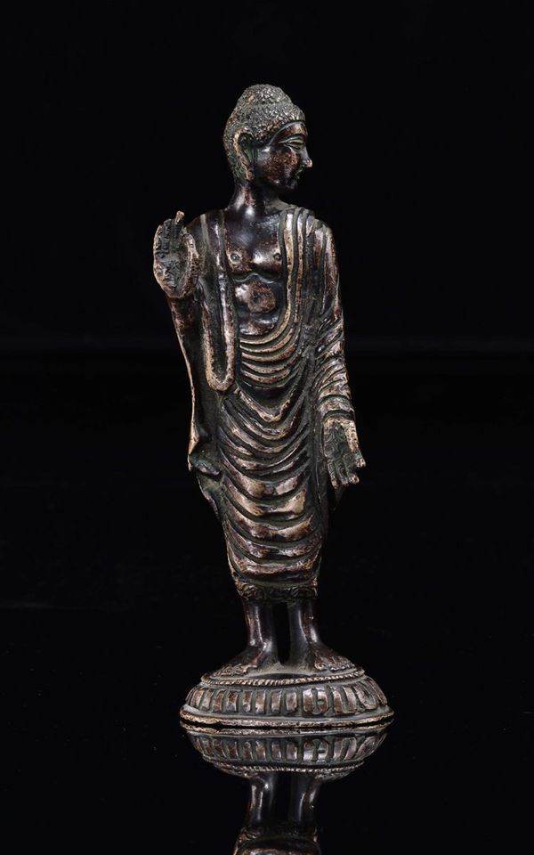 Figura di Buddha in rame eretto su fiore di loto, Cina, XX secolo