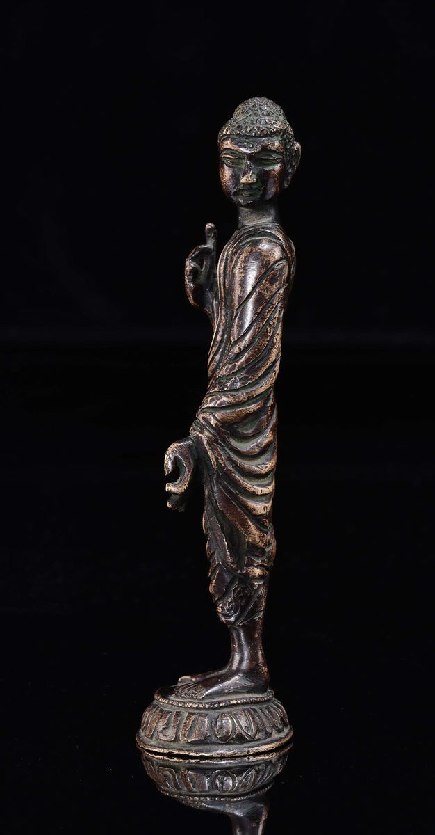 Figura di Buddha in Rame Eretto su Fiore di Loto, Cina, XX Secolo